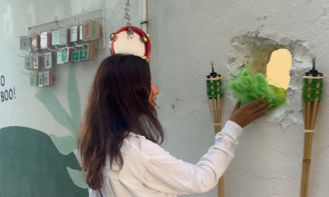 Κουάλα Λουμπούρ: Η viral «τρύπα στον τοίχο» - To ασυνήθιστο cafe