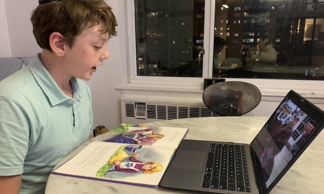 Ο έφηβος που διαβάζει σε παιδιά με ειδικές ανάγκες και χτίζει φιλίες ζωής