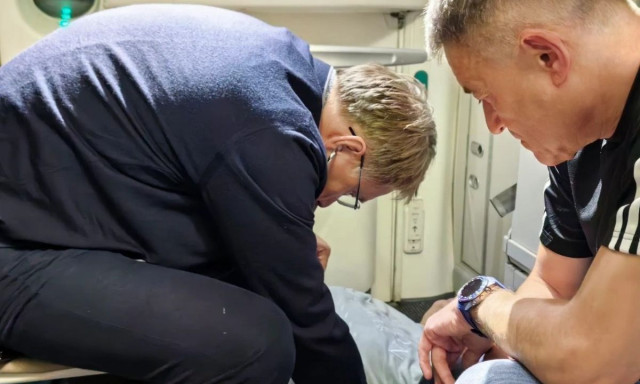 Ο Ρώσος υπουργός Υγείας έσωσε επιβάτη εν πτήσει - Βίντεο από την προσπάθειά του