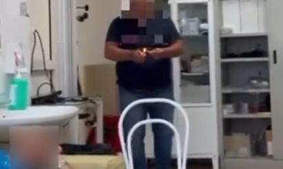 Ιταλία: Κακόγουστη φάρσα σε νοσοκομείο – Γιατρός πέταξε δυναμιτάκι σε νοσηλευτή που κοιμόταν