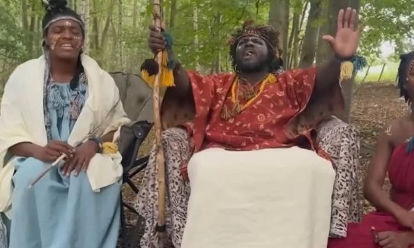 Βασιλιάς αφρικανικής φυλής καταράστηκε γυναίκα και μήνες μετά αυτή σκοτώθηκε σε φρικτό τροχαίο