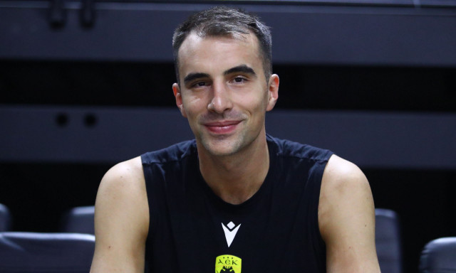 ΑΕΚ, Μάρκο Πετσάρσκι: Τα μαθήματα ελληνικών κι η… ώθηση που ψάχνει στη χώρα που πέτυχε ο πατέρας του