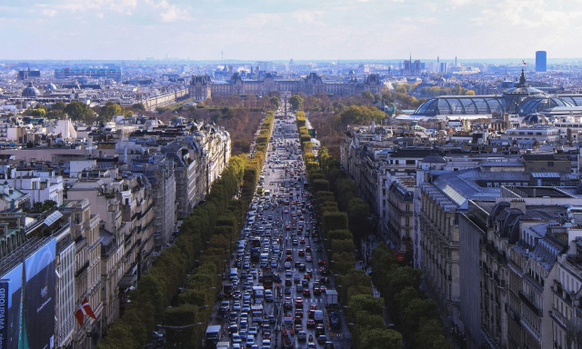 «Απόβαση» Καταριανών στο Παρίσι: Έχουν αγοράσει το 20% των ακινήτων στα Ηλύσια Πεδία