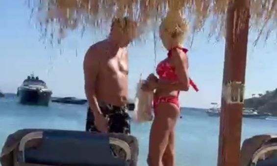 Απόστολος Λύτρας: Απολαμβάνει τις τελευταίες βουτιές του καλοκαιριού με τη σύζυγό του στην Μύκονο