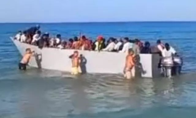 Γαύδος: «Η βάρκα κόλλησε στην άμμο» - Τι λέει ο λουόμενος που τράβηξε το βίντεο με τους μετανάστες