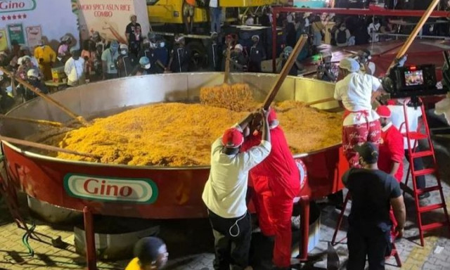 Νιγηρία: Σεφ έφτιαξε 8780 κιλά ρύζι (!) και έσπασε το παγκόσμιο ρεκόρ - Μαγείρευε επί 9 ώρες