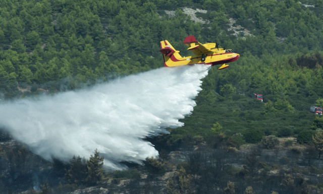 Φωτιά τώρα στην Άνδρο - Στη μάχη και εναέρια μέσα