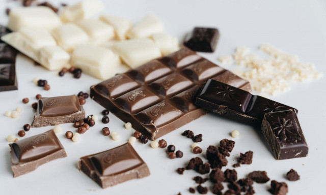 Παρά την ιστορική πτώση των τιμών του κακάου, γιατί η σοκολάτα παραμένει ακριβή;