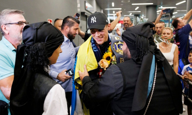 Τρέλα στο αεροδρόμιο «Μακεδονία» για Κουγιουμτσίδη - Τον υποδέχθηκαν με λύρες και ποντιακούς χορούς