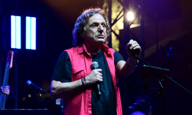 Όταν ο Bασίλης Παπακωνσταντίνου τραγούδησε για την ζωή του Γιάννη Αντετοκούνμπο στην λαϊκή αγορά