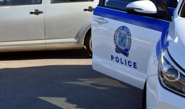 Αμπελόκηποι: Ψυχασθενής επιτέθηκε με τσεκούρι σε αστυνομικούς - Κατάφερε να ξεφύγει κι αναζητείται