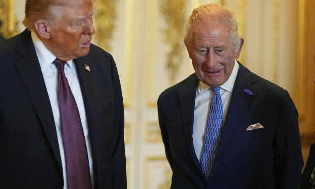 Βασιλιάς Κάρολος: Η γραβάτα με τους κίονες που φόρεσε στην υποδοχή του Τραμπ στο Γουίνδσορ