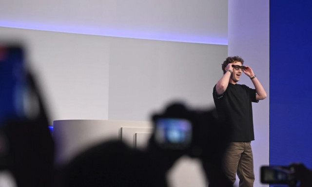 Τεχνητή νοημοσύνη: Ο Μαρκ Ζούκερμπεργκ θέλει να βάλει τα «έξυπνα» γυαλιά σε Apple και Google