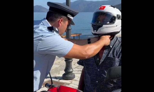 Βίντεο της ΕΛΑΣ: Αστυνομικοί μοίραζαν κράνη σε οδηγούς στην Κεφαλονιά - Η ζωή δεν έχει αντίτιμο