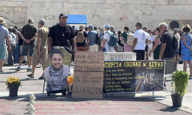 Τέμπη: Και δεύτερος απεργός πείνας στην πλατεία Συντάγματος