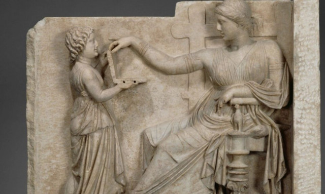 Αρχαιοελληνικό άγαλμα «φούντωσε» τις θεωρίες για τους χρονοταξιδιώτες: Λάπτοπ στο 100 π.Χ.;