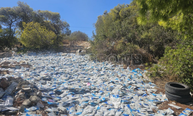 Ελευσίνα: Τριτοκοσμικές εικόνες δίπλα στην Εθνική Οδό: Ολόκληρη χωματερή με χιλιάδες ληγμένες μάσκες