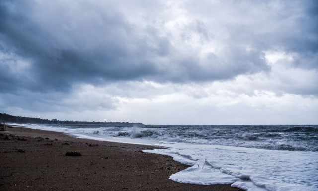 Καιρός: Ξυπνήσαμε με φθινόπωρο, πόσο θα διαρκέσει η ψύχρα - Ζημιές στο Βόλο