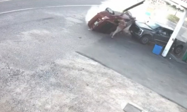 ΗΠΑ: Η στιγμή που εκτός ελέγχου αυτοκίνητο περνάει «ξυστά» από άνδρα - Βίντεο