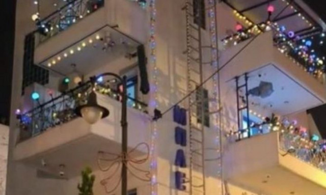 Θεσσαλονίκη: Πολυκατοικία στόλισε ήδη για Χριστούγεννα