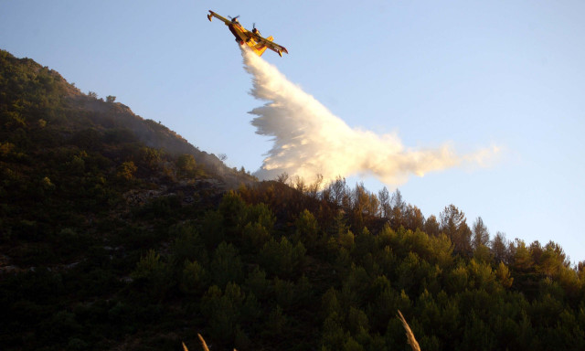 «Δεν υπάρχει»: Πιλότος Canadair κάνει την πιο εντυπωσιακή ρίψη που έχετε δει ποτέ – Βίντεο