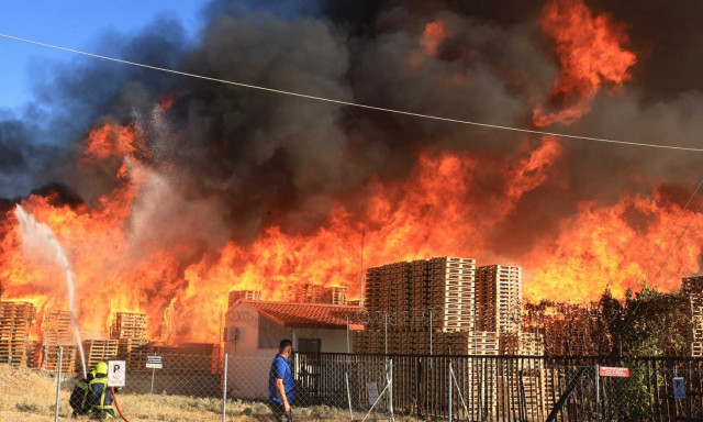 Fire breaks out at business yard in Menidi; 112 warning for thick smoke
