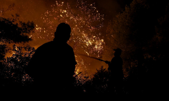 Ηράκλειο: Υπό μερικό έλεγχο η πυρκαγιά στη Νύβριτο