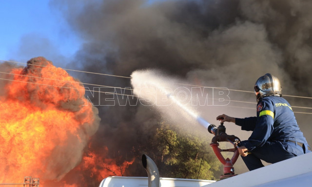 Τοξικοί καπνοί από τη μεγάλη φωτιά στο Μενίδι - Δείτε βίντεο και εικόνες
