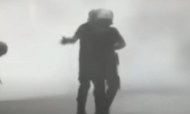 Πάτρα: Άνδρας των ΜΑΤ έριξε σφαλιάρα σε συνάδελφό του στην πορεία για τον Παύλο Φύσσα