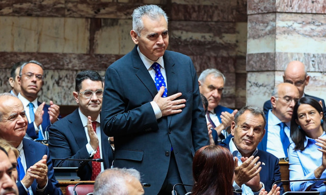 Μάξιμος Χαρακόπουλος: Η μπλε γραβάτα με τις ελληνικές σημαίες