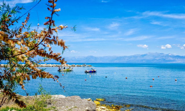 Καιρός: Οι θυελλώδεις άνεμοι φέρνουν νέα πτώση της θερμοκρασίας – Η πρόγνωση για το Σαββατοκύριακο