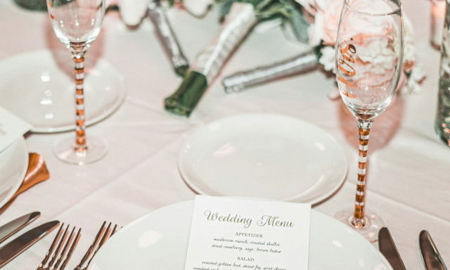 Γυναίκα έφυγε από τον γάμο της κολλητής της επειδή δεν είχε χορτοφαγικό μενού