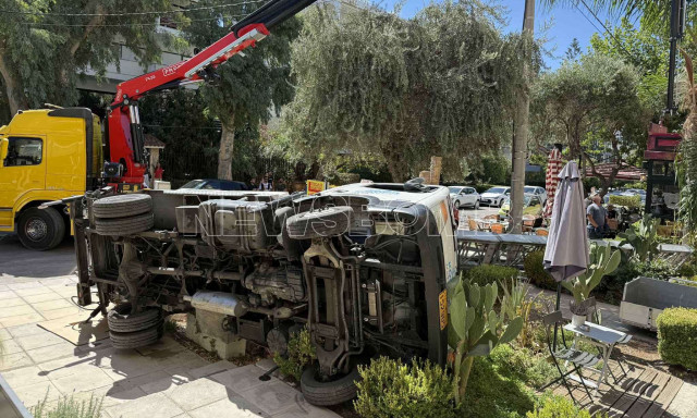 Γλυφάδα: Γερανοφόρο όχημα κατέληξε μέσα σε μαγαζί