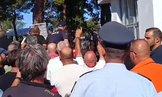 Σέρρες: Αγρότες προπηλάκισαν τον υφυπουργό Αγροτικής Ανάπτυξης – Δείτε βίντεο