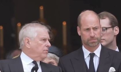 Πρίγκιπας Ουίλιαμ: Το ενοχλημένο βλέμμα προς τον πρίγκιπα Άντριου που έγινε viral - Βίντεο