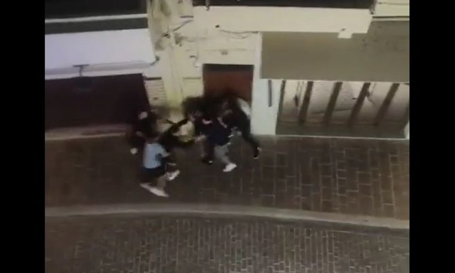 Ρέθυμνο: Άγριο ξύλο μεταξύ νεαρών στο παλιό λιμάνι – Βίντεο