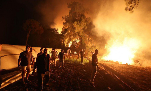 Φωτιές στην Τουρκία: Στις φλόγες περιοχές στην Αττάλεια - Διώχνουν τους τουρίστες άρον άρον - Βίντεο