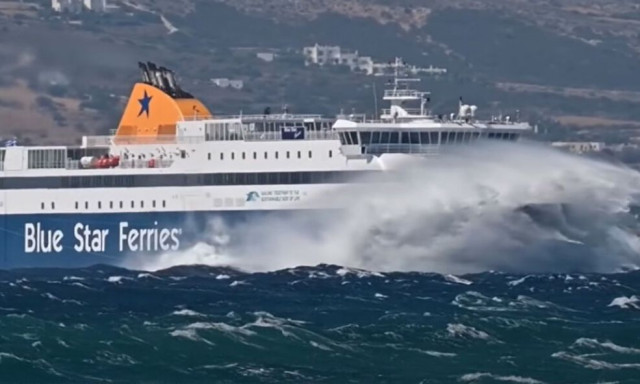 Η μάχη του Blue Star Naxos με τα κύματα εν μέσω απαγορευτικού - Μοναδικό βίντεο