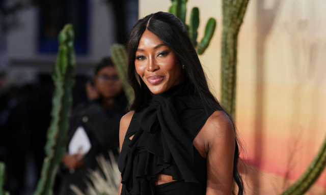 Ναόμι Κάμπελ: Εντυπωσίασε στo Fashion Week του Λονδίνου με total denim look εμπνευσμένο από τα 90s