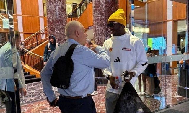 Απίθανη στιγμή στην Αυστραλία: Ο Ναν συνάντησε Έλληνα καθηγητή του από το κολέγιο - Δείτε βίντεο