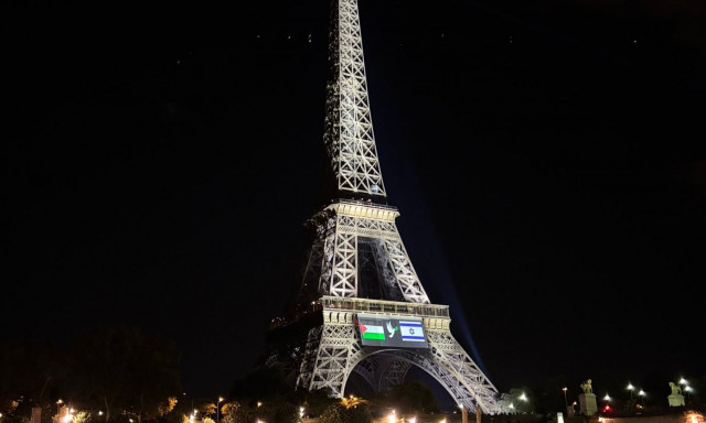 Παρίσι: Παλαιστινιακές και ισραηλινές σημαίες προβάλλονται στον Πύργο του Άιφελ
