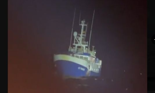 Ισπανία: Διάσωση 11 Γάλλων ψαράδων στα ανοιχτά – Δείτε βίντεο της ακτοφυλακής