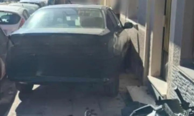 Τροχαίο στην Πάτρα: Αυτοκίνητο συγκρούστηκε με μοτοσικλέτα - Κατέληξαν σε πεζοδρόμιο