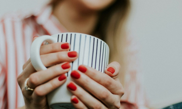 «Φωτιά» στα κόκκινα: 6+1 nail trends που θα κυριαρχήσουν αυτό το φθινόπωρο