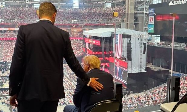 Κηδεία Κερκ: Ο Τραμπ έφτασε στο στάδιο - Έγινε δεκτός με χειροκροτήματα και επευφημίες