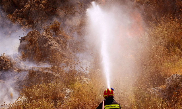 Μεσσηνία: Φωτιά τώρα στην Ανθούσα – Συνδράμουν και εναέρια μέσα