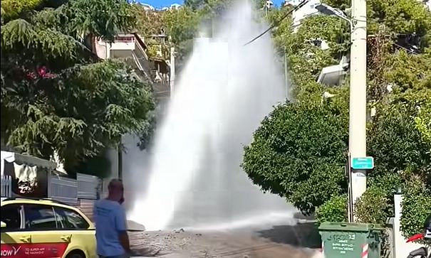 Κερατσίνι: Έσπασε κεντρικός αγωγός της ΕΥΔΑΠ - Δημιουργήθηκε πίδακας νερού