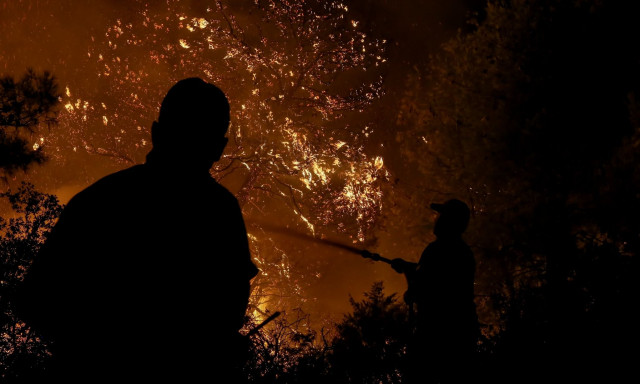 Φωτιά στη Νέα Πέραμο: Ήχησε το 112 - Ανάμεσα στα σπίτια οι φλόγες
