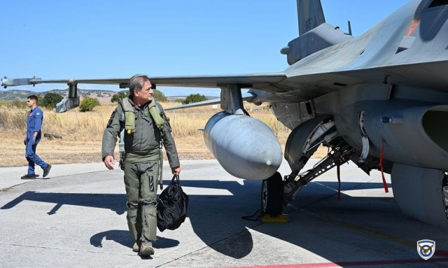 Νέα Αγχιάλος: Ο αρχηγός ΓΕΑ πέταξε ως πιλότος με μονοθέσιο F-16 από την 111 Πτέρυγα Μάχης