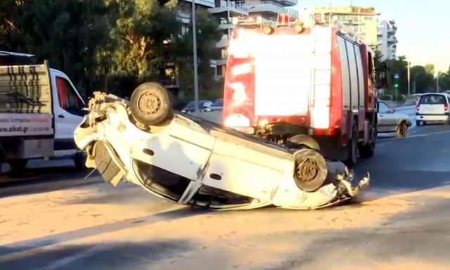 Ανατροπή αυτοκινήτου στη λεωφόρο Ποσειδώνος - Προληπτικά στο νοσοκομείο ο οδηγός αυτοκινήτου